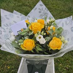 Fresh flower Bouquet - half dozen yellow roses